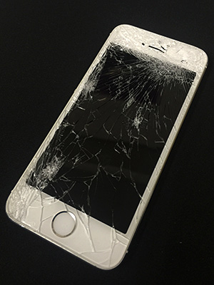 割れたままのiphoneの使用に潜む多くの危険性 Iphone修理専門 あいさぽ 4 980円から即日対応
